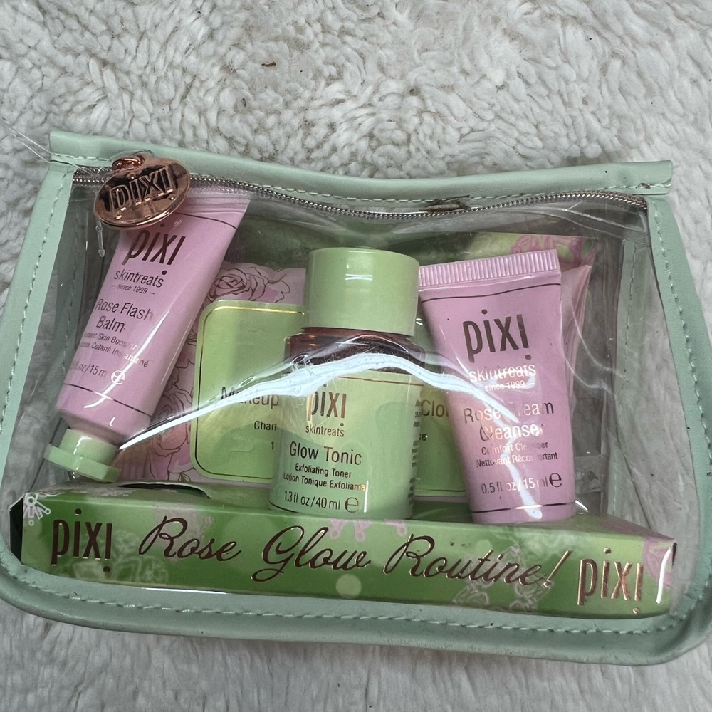 PIXI - Rose Glow Routine! -in a limited-edition travel bag - Picture 2 of 4